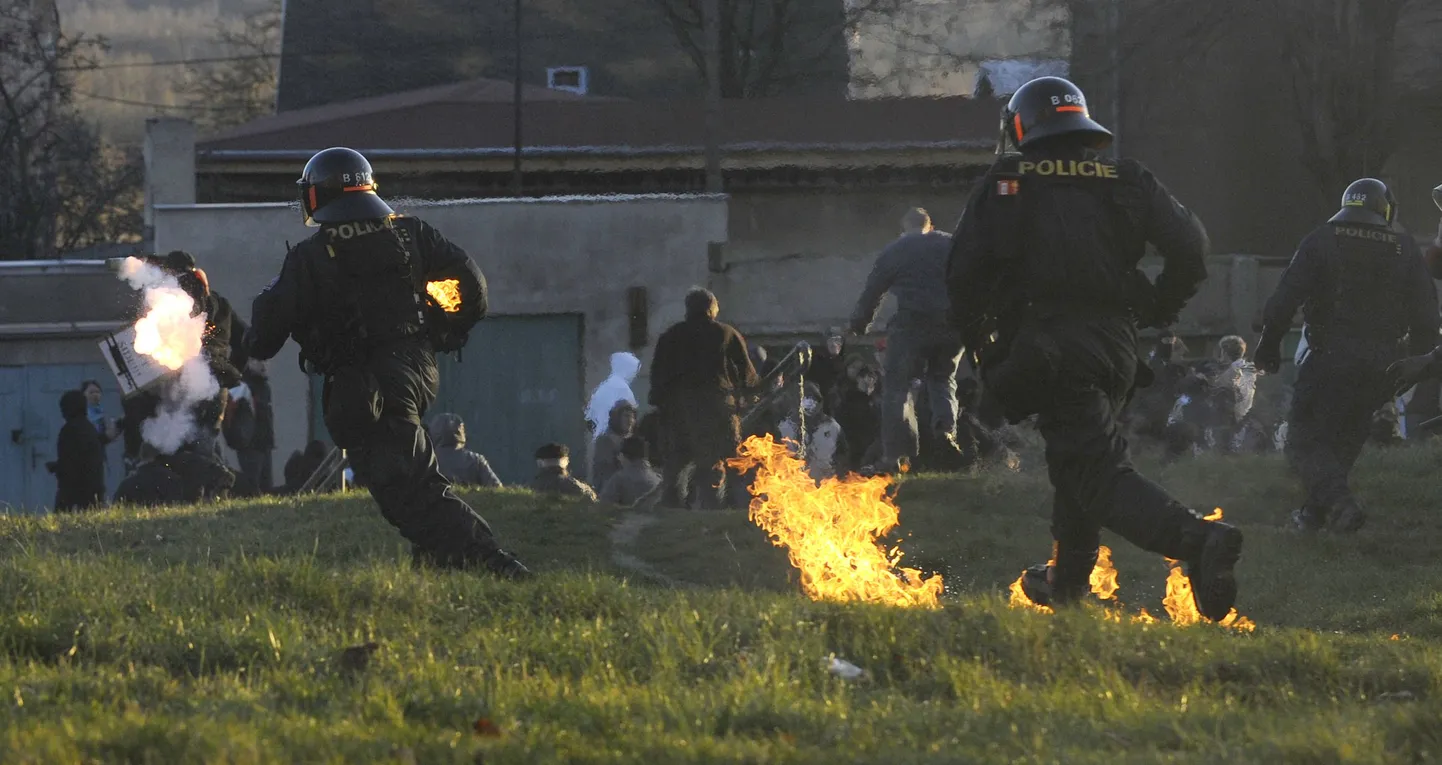 Tšehhi politsei paremäärmuslaste meeleavaldust laiali ajamas.