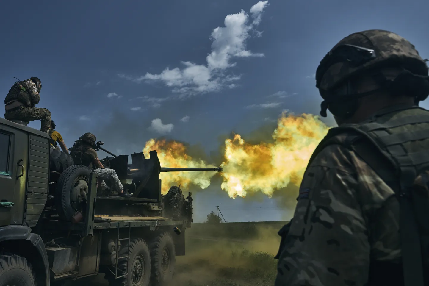Ukraina sõdurid tulistamas kahurituld. Foto on illustratiivne.