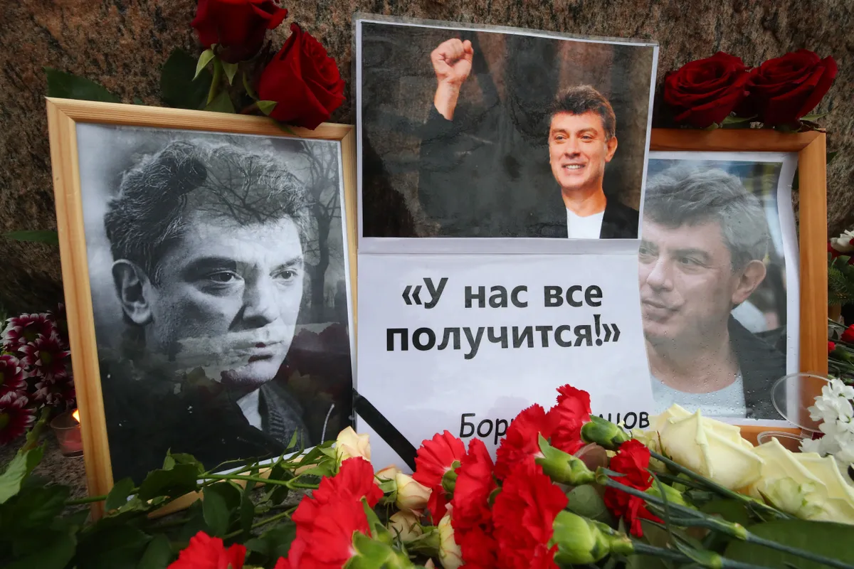 Портреты Бориса Немцова на месте его убийства, Большой Москворецкий мост, Москва, 27 февраля 2020 года