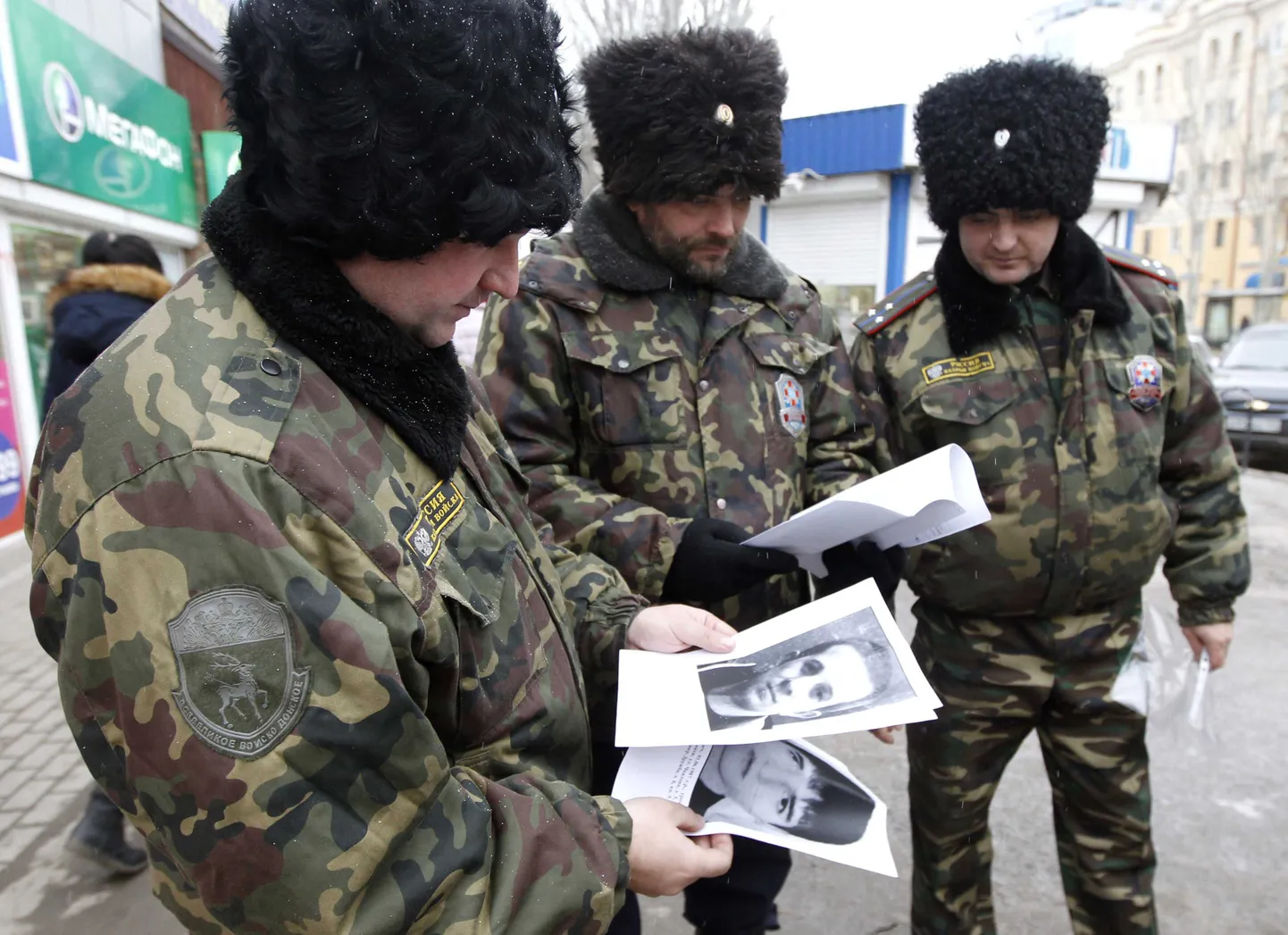 Vene kasakad terrorismis kahtlustatavate piltidega.