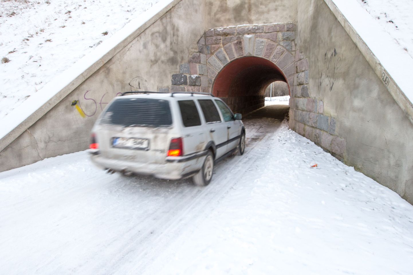 Kuigi tunnel on mõeldud jalakäijatele, leidub juhte, kes märkidest väljagi ei tee ja tunnelit sõiduteena kasutavad.