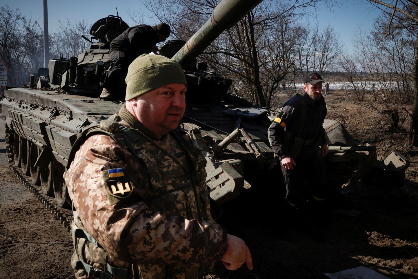 Ukraina väelased vallutatud Vene tanki ttes Brovarõs 10. märtsil.