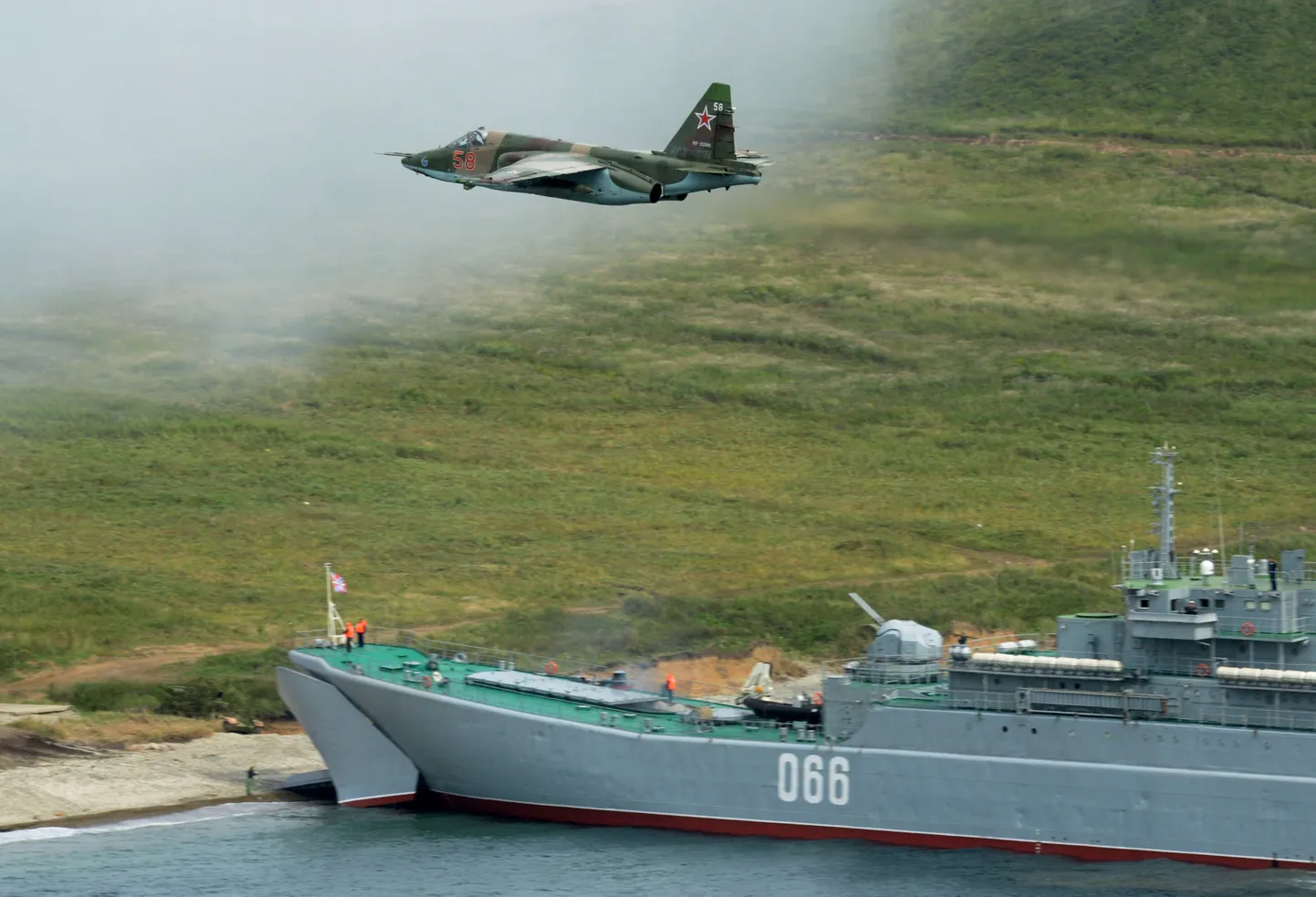 Vene hävitaja SU-25 lendamas üle sõjaleva tänavusuvisel õppusel Vostok-2018.