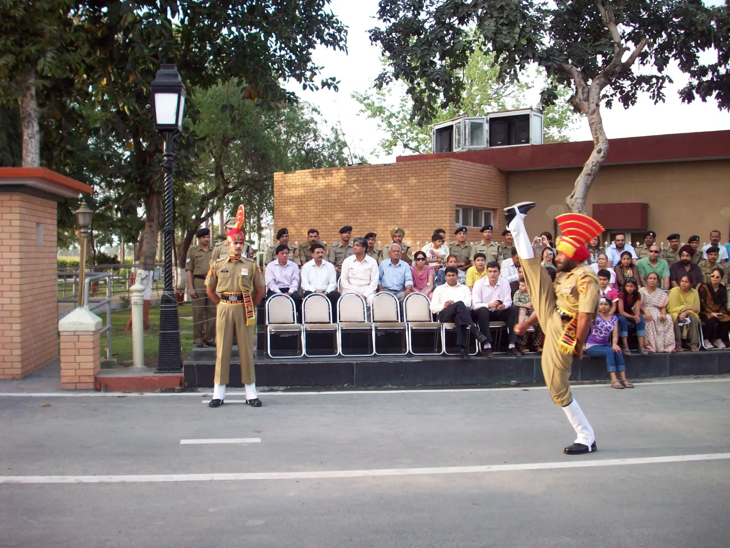India piirivalvur tseremoonia ajal pingutamas.