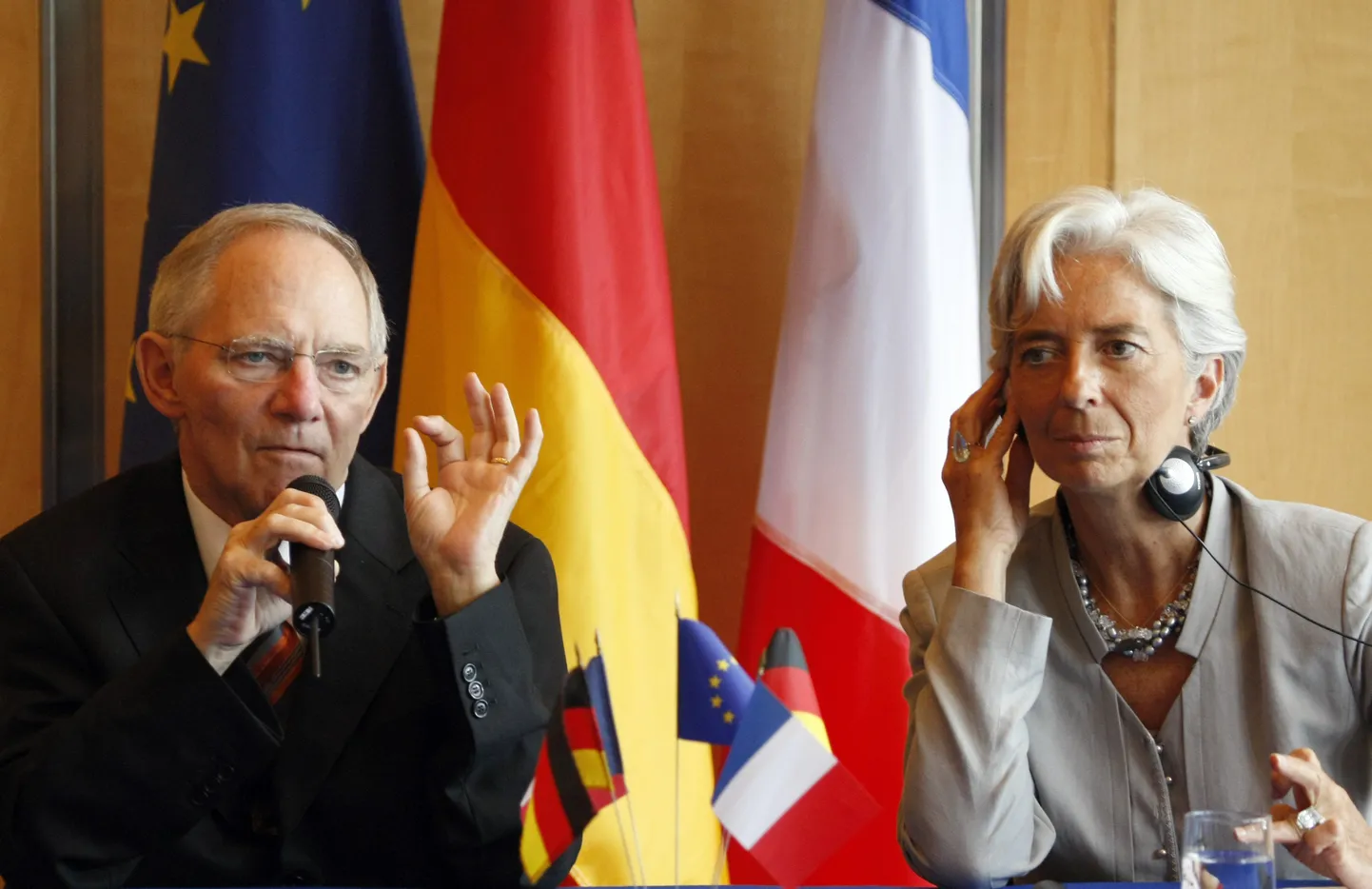 Prantsuse rahandusminister Chrstine Lagarde ja tema Saksamaa ametivend Wolfgang Schäuble pressikonverentsil.