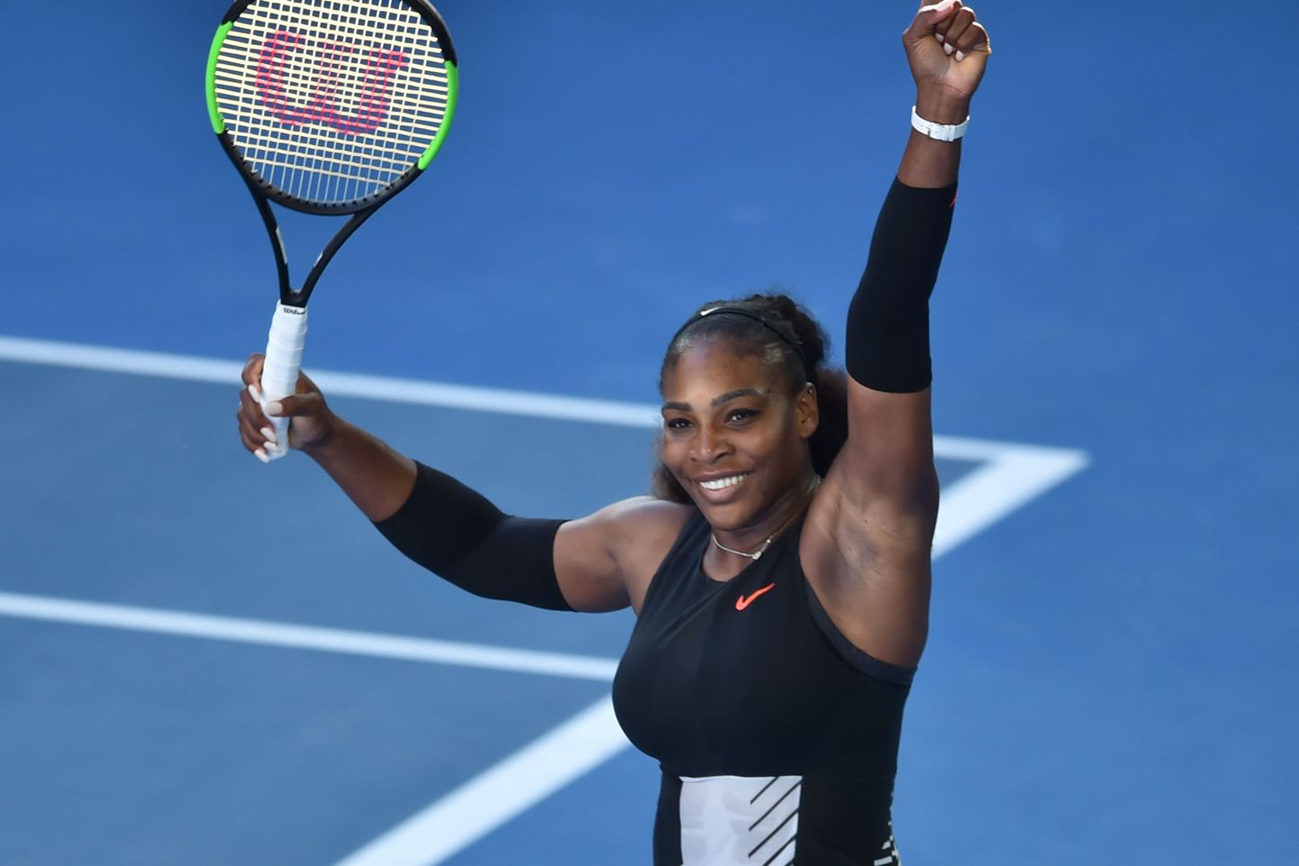 Serena Williams tähistamas Austraalia lahtiste poolfinaalis teenitud võitu.