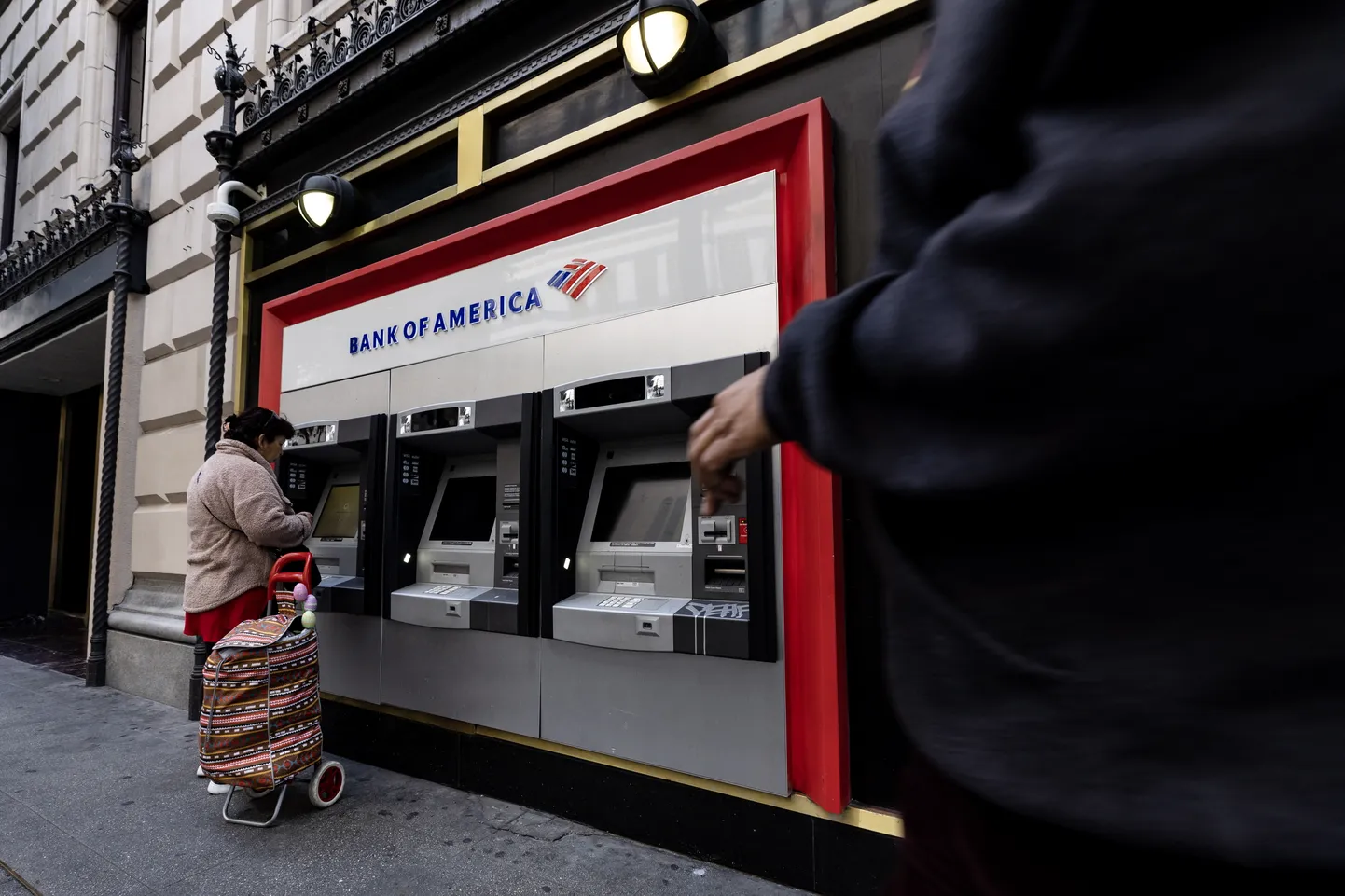 Bank of America kasum vähenes, kuna pank maksab klientidele rohkem intressi.