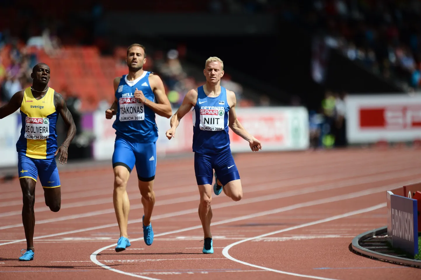 Marek Niit (paremal) 200 m jooksu finišis.