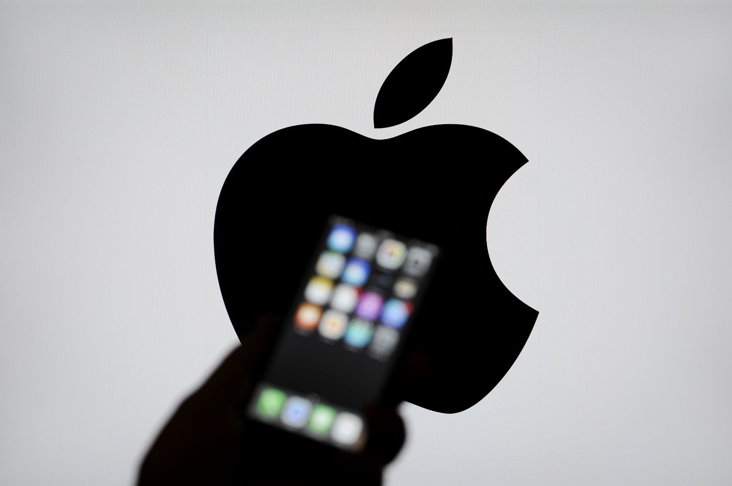 iPhone и логотип Apple.