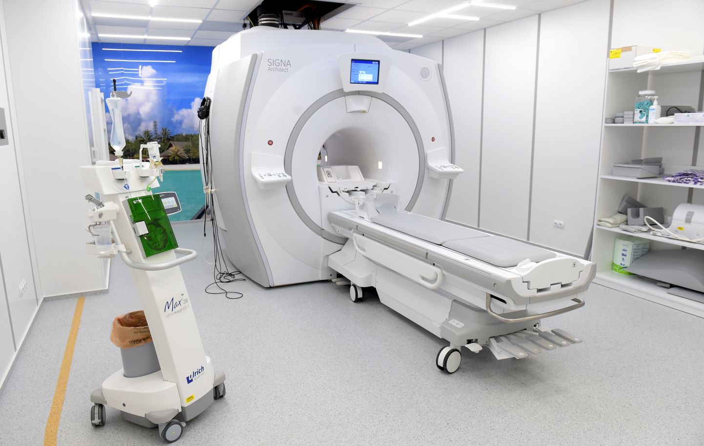 Jaunā trīs teslu magnētiskās rezonanses iekārta Rīgas Austrumu klīniskās universitātes slimnīcas stacionāra "Gaiļezers" diagnostiskās radioloģijas centrā.