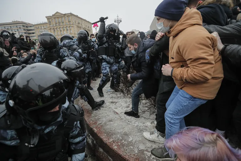 Силовики избивают собственный народ.