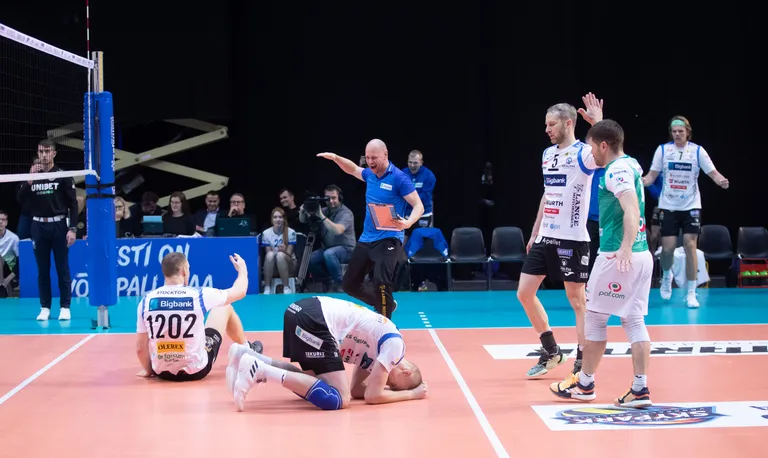Hetk pärast mulluse karikafinaali lõppu, mis osutus viimaste aastate pingeliseimaks ja eriliseimaks. Sel hetkel veel Andrei Ojametsa kõrval abitreenerina tegutsenud Alar Rikberg tähistab koos mängijatega.