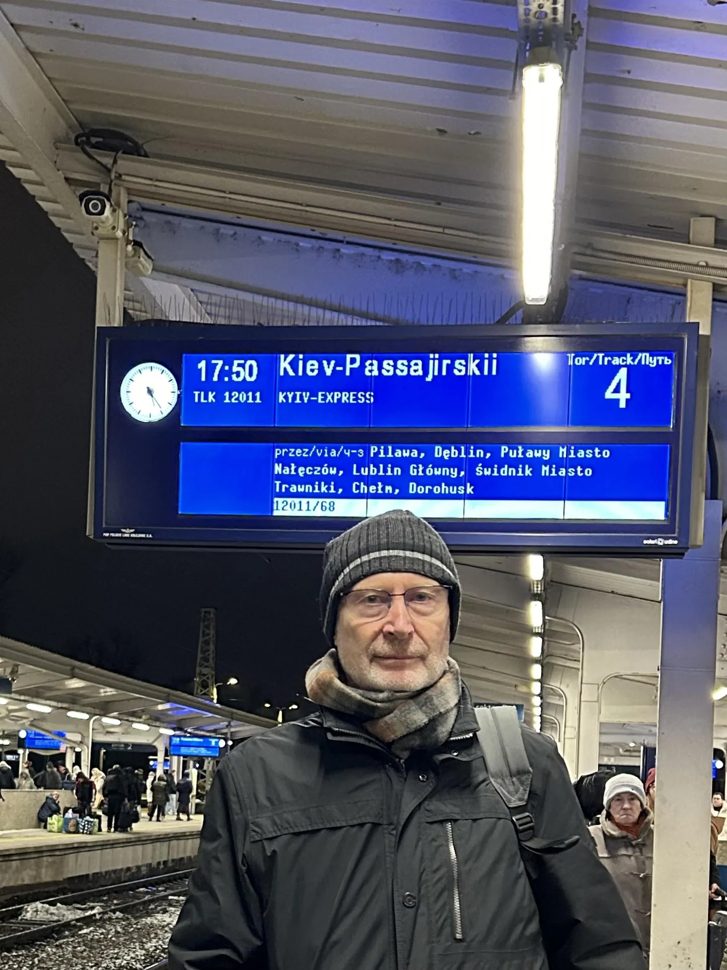Mart Kadastik ootas 27. novembri õhtupoolikul Varssavi raudteejama perroonil Kiievi ekspressi. Teda pildistas keegi tundmatu ukrainlanna.