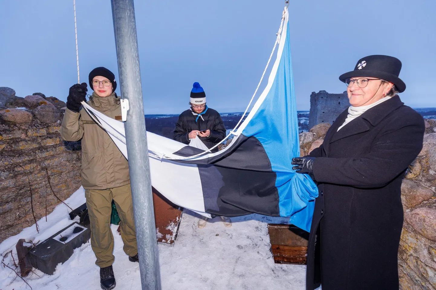Rakvere linnuse torni heiskasid Eesti lipu Viru ringkonna kodutütarde noortejuht Ellen Sepp, noorkotkas Jaagup Joonas Alviste ja Rakvere skaut Aleks Niinsalu.