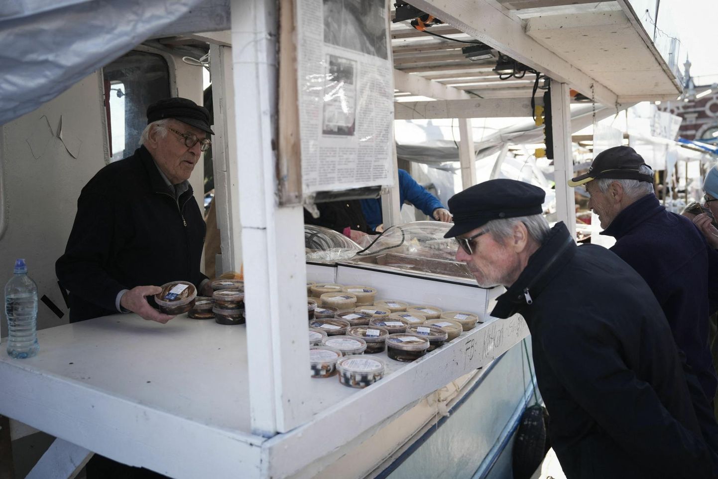 Heeringakaupmees Holger Sjogren (vasakul) Helsingi kalaturul oma kaupa pakkumas. Toiduainete hinnad mõjutavad Soome pensionäride toimetulekut.
