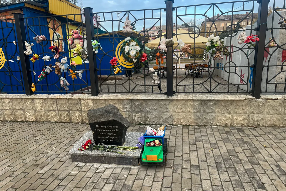 Скромный мемориальный камень погибшим в результате теракта РФ в Краматорске.