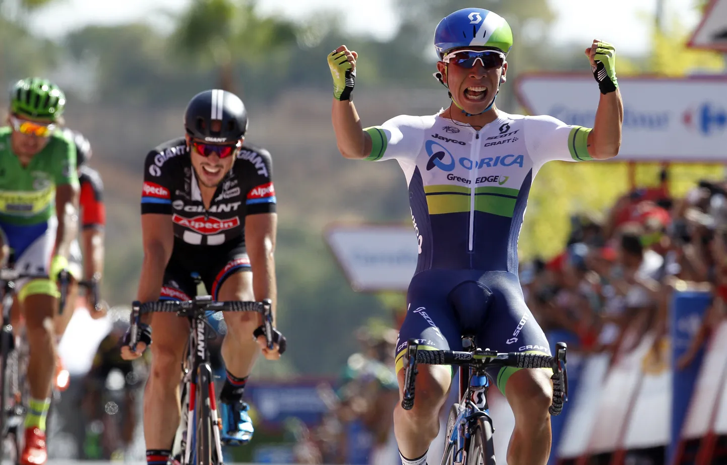 Caleb Ewan (paremal) rõõmustamas etapivõidu üle.