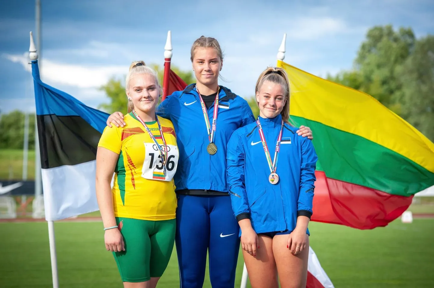 Berit Saar (keskel) ei jätnud konkurentidele Balti võistkondlike meistrivõistluste neidude U16 klassi kuulitõukes mingit sõnaõigust ja noppis alavõidu.