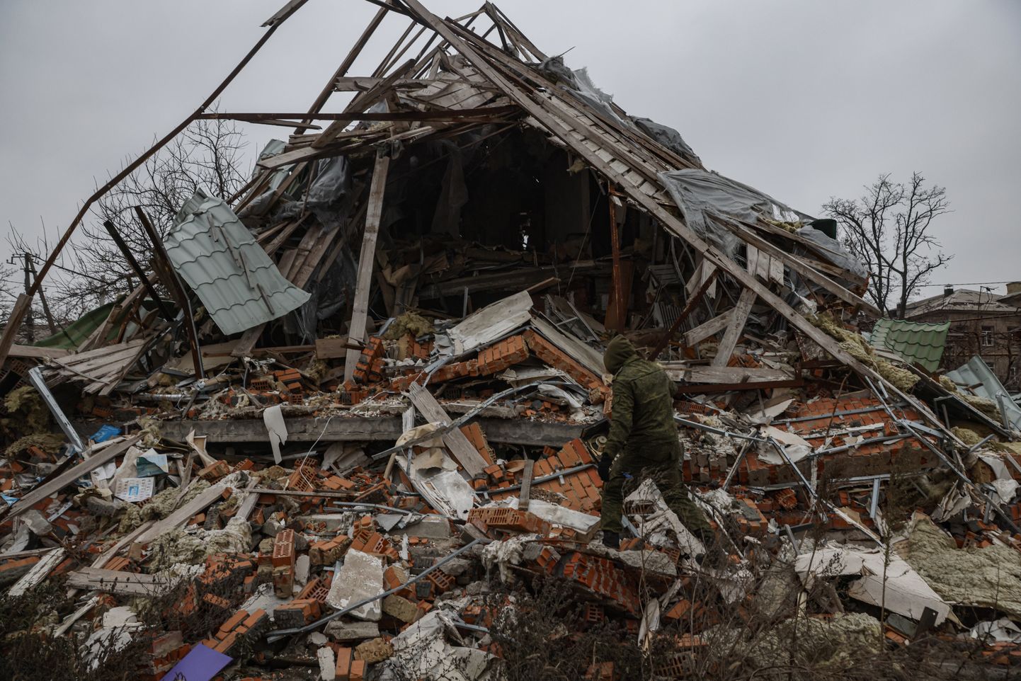 Samal ajal, kui Venemaa ja Valgevene kuuluvad rahvusvahelisse arhitektide liitu, hävitavad Vene väed Ukrainas terveid linnu ja külasid.