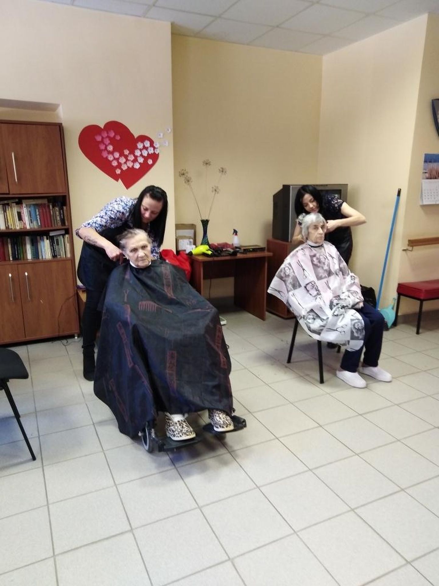 Noored juuksurid pakkusid Valka sotsiaalmajas eakatele tasuta juukselõikust.