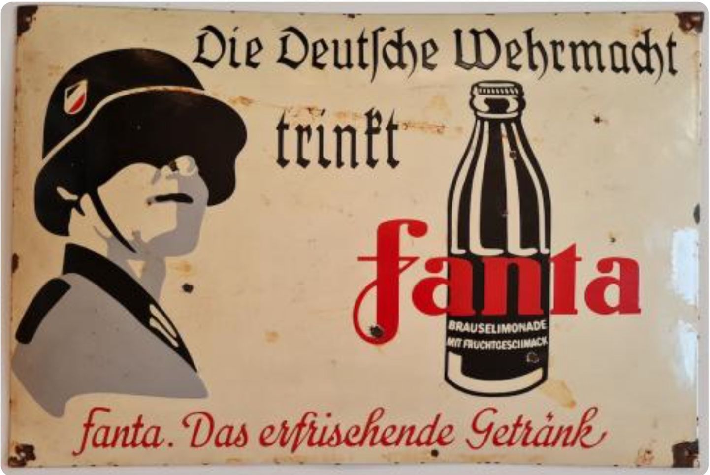 Teise maailmasõja ajal olid USA kaupadel Saksa vedamisel peal keeld. Samas – Coca Cola töötas saksamaal edasi ja siis leiutatatigi aseaine Fanta. Pärast sõja lõppu jätkas Saksa Coca Cola Ühndriikide juhtimise all, nagu midagi poleks juhtunudki. Fanta muutus kontserini tooteks. Fotol erakolektsioonis müügil olenud metall-alusel email silt tatab, et Saksa Wehrmacht joob Fantat, mis on värskendav jook.