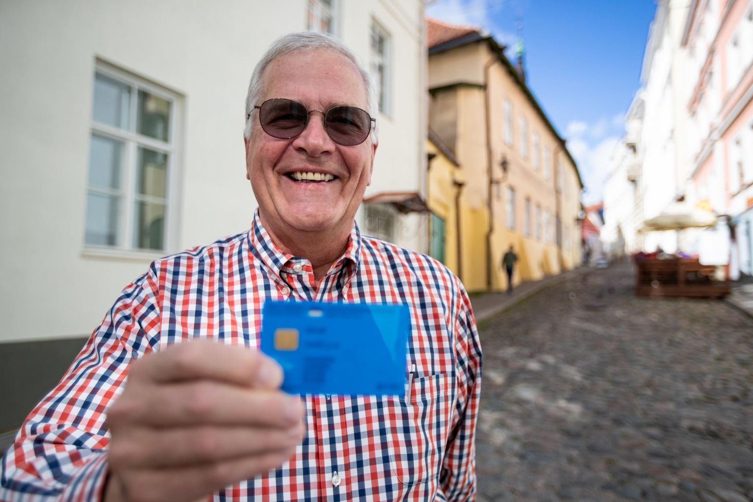 Ameeriklane Michael Keller, maailmakuulsa Stanfordi ülikooli raamatukogude ja kirjastuste juht, üks Eesti 58 000 e-residendist, näitab Tallinnas oma e-residendi sinist kaarti.