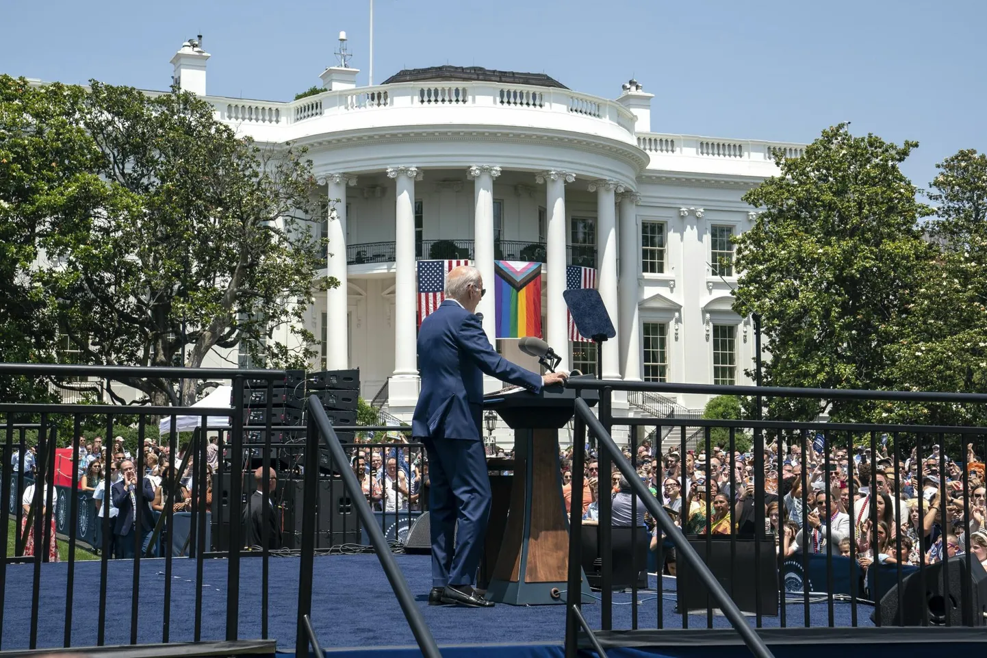 Ühendriikide eelmine riigipea Joe Biden laiendas oma presidentuuri ajal hüppeliselt sallivus- ja mitmekesisusprogramme akadeemilistele institutsioonidele ja ettevõtetele, ajendatuna George Floydi surmale järgnenud meeleavaldustest ja rassirahutustest 2020. aastal. Pildil peab Biden 2023. aastal kõnet transsooliste noorte toetuseks.