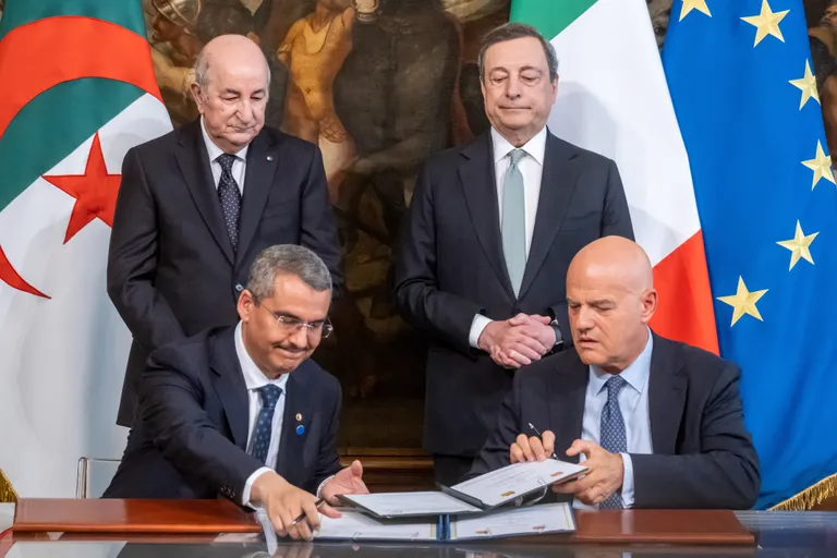 Itaalia peaminister Mario Draghi ning Alžeeria president Abdelmadjid Tebboune saavutasid mai lõpus kokkuleppe Alžeeria gaasitarnete suurendamise üle Itaaliasse.