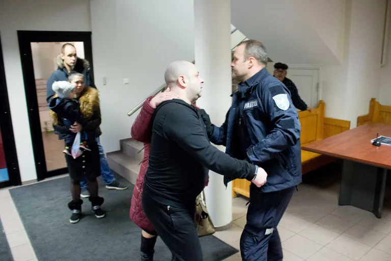 Робертс.