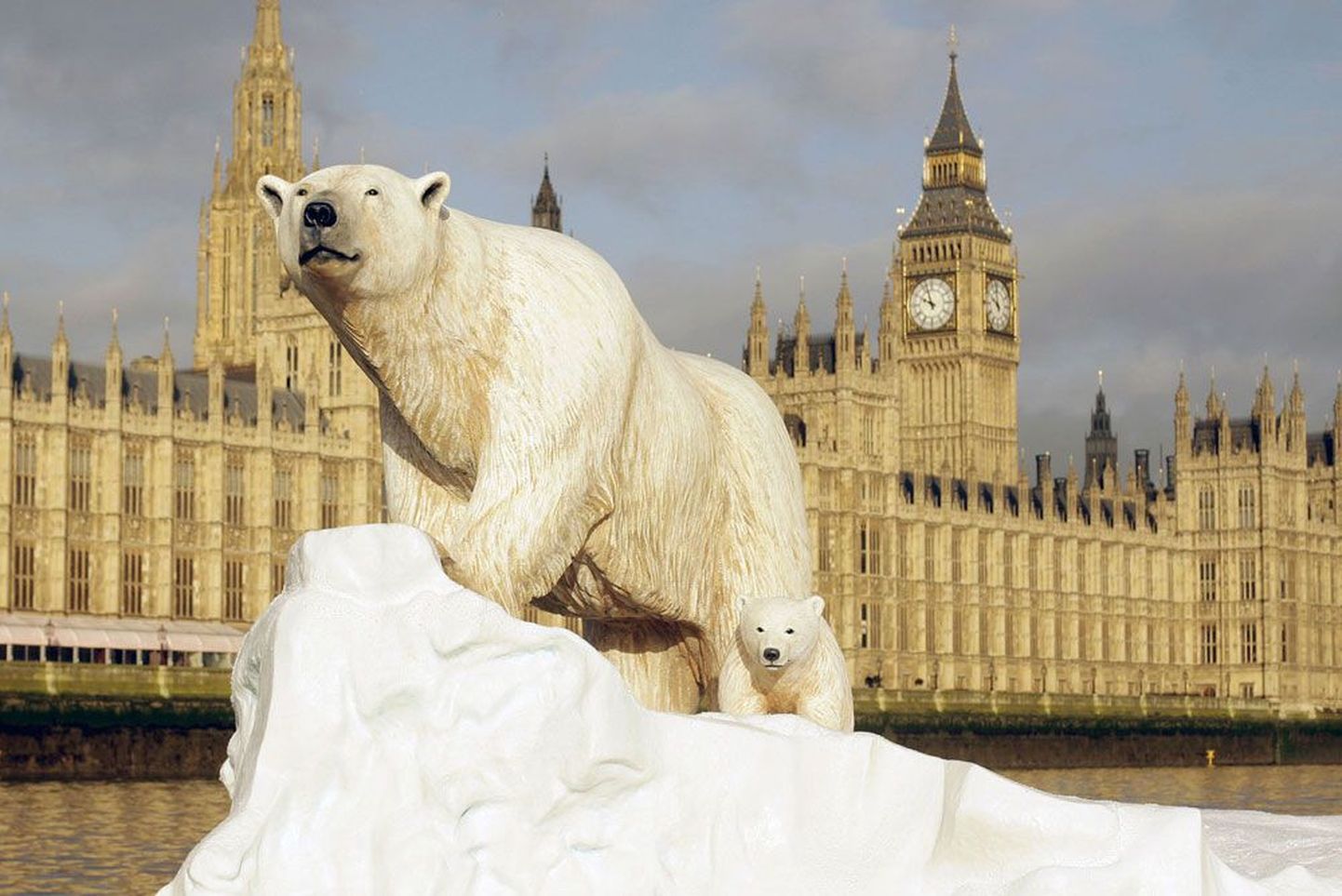See elusuurune skulptuur jäämäe otsa    lõksu jäänud jääkarust ja karupojast ujus Londonis Thamesi jõel tänavu jaanuaris, et juhtida tähelepanu mandrijää sulamisele. Euroopa Liidu liikmesriigid lubasid eile, et ühendus võtab endale lähiaastatel «õiglase vastutuse» kliimasoojenemise piiramisel.