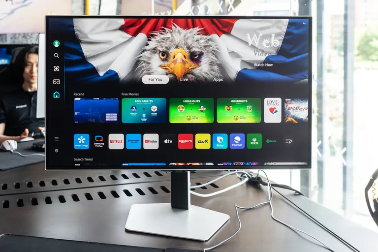 Sarnaselt Smart Monitor seeriaga on G8 varustatud eraldi puldi ning Smart TV rakendustega
