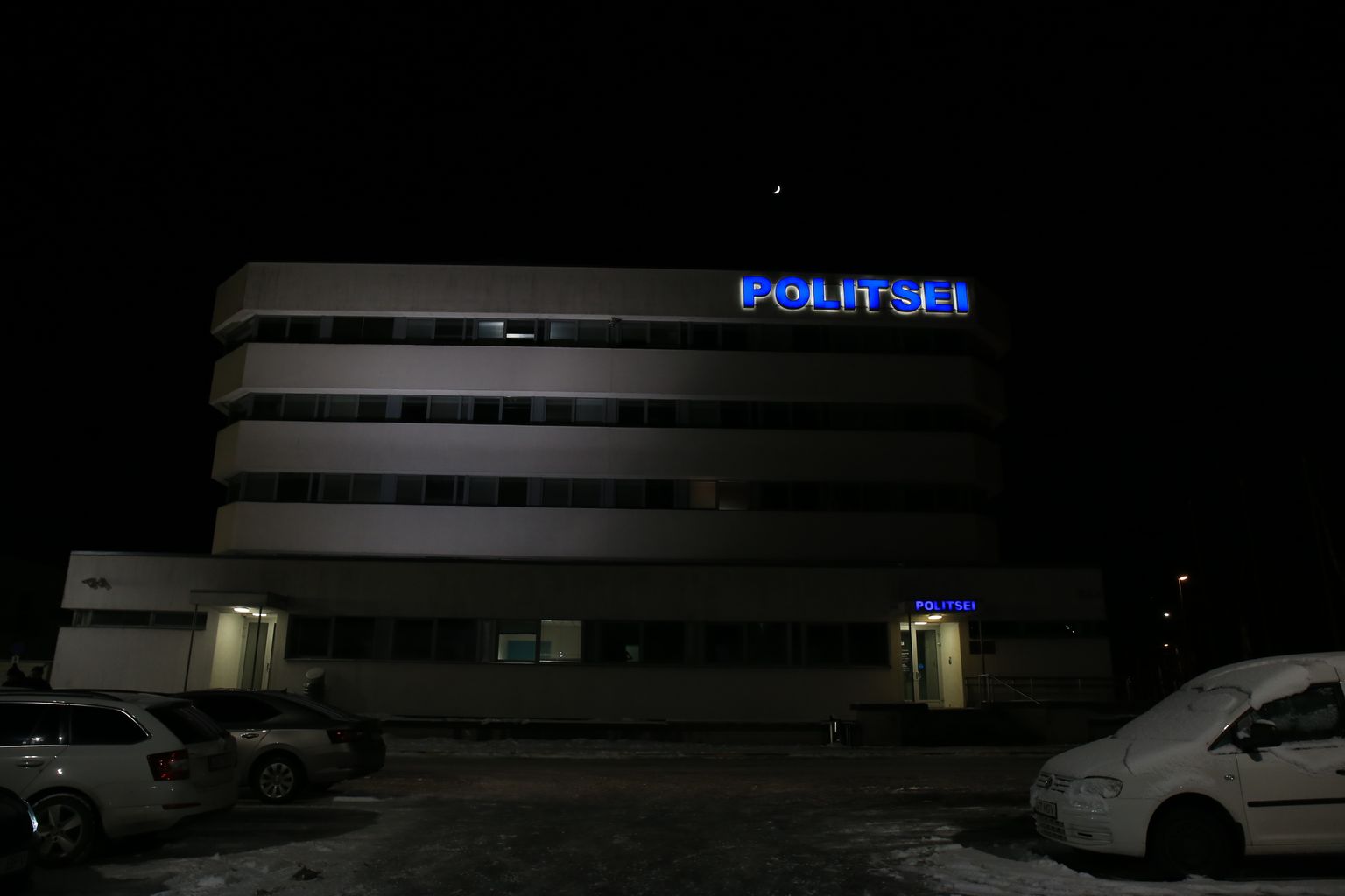 Tartu politseimaja esmaspäeva õhtul kella 19.15 paiku. Mati Alaver oli riigiprokuratuuri pressinõuniku kinnitusel selleks ajaks hoonest ära viidud ja vabaks lubatud.