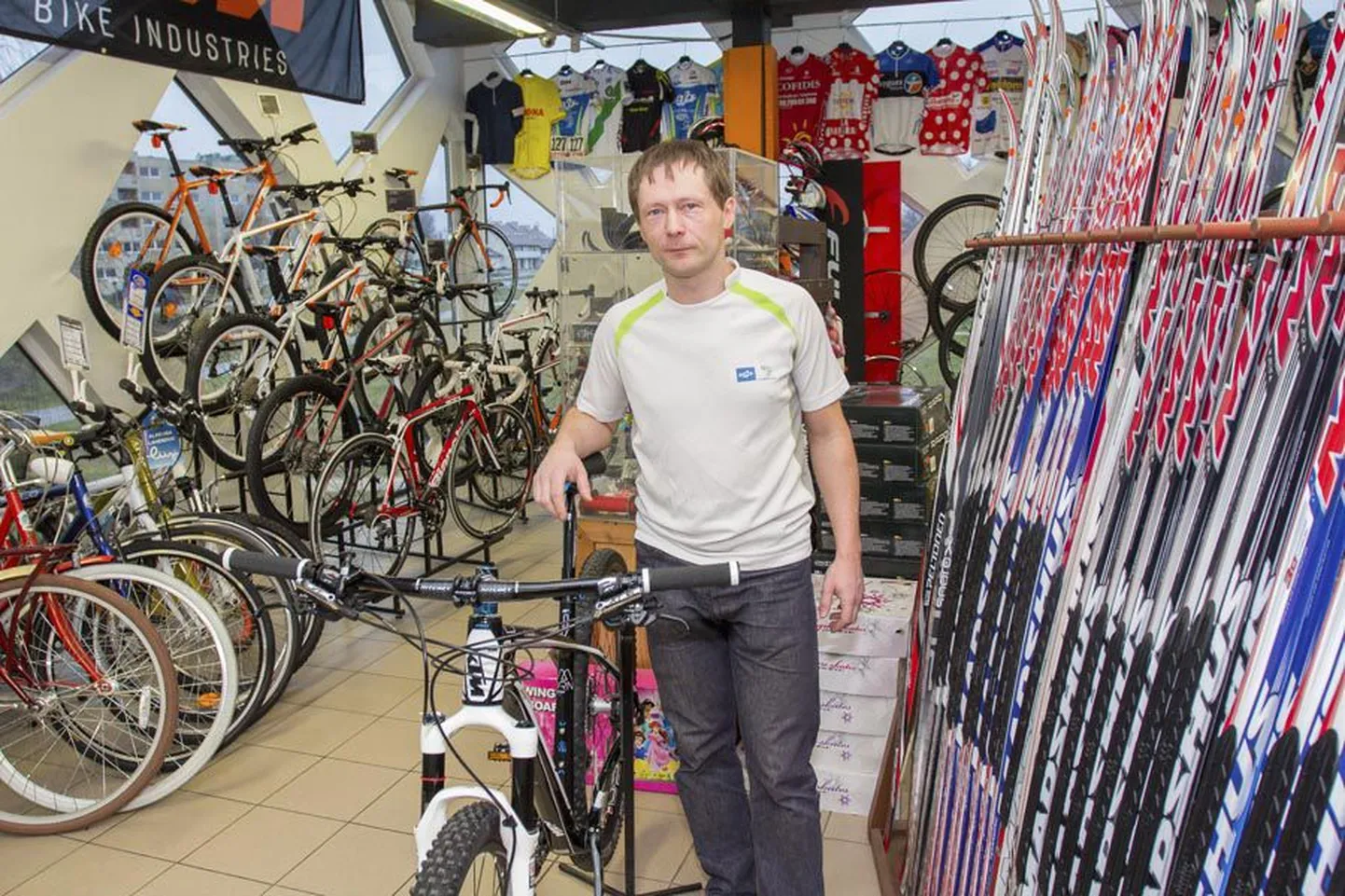 Velomoto spordipoe müüja-mehaanik Ahto Puu nentis läinud nädala neljapäeval, et kui lumi maha tuleb, õnnestub ehk mingi osa suuskadest maha müüa. See aga ei tee tasa senist mõõnaaega.