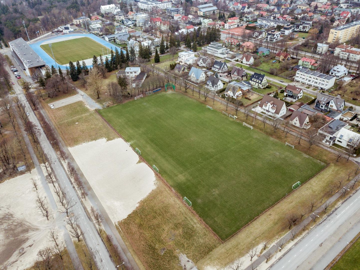 Pärnu Vaprus ja Pärnu jalgpalliklubi meeskond peavad juuni keskpaigani kodumänge mängima Rannastaadioni harjutusväljakul.
