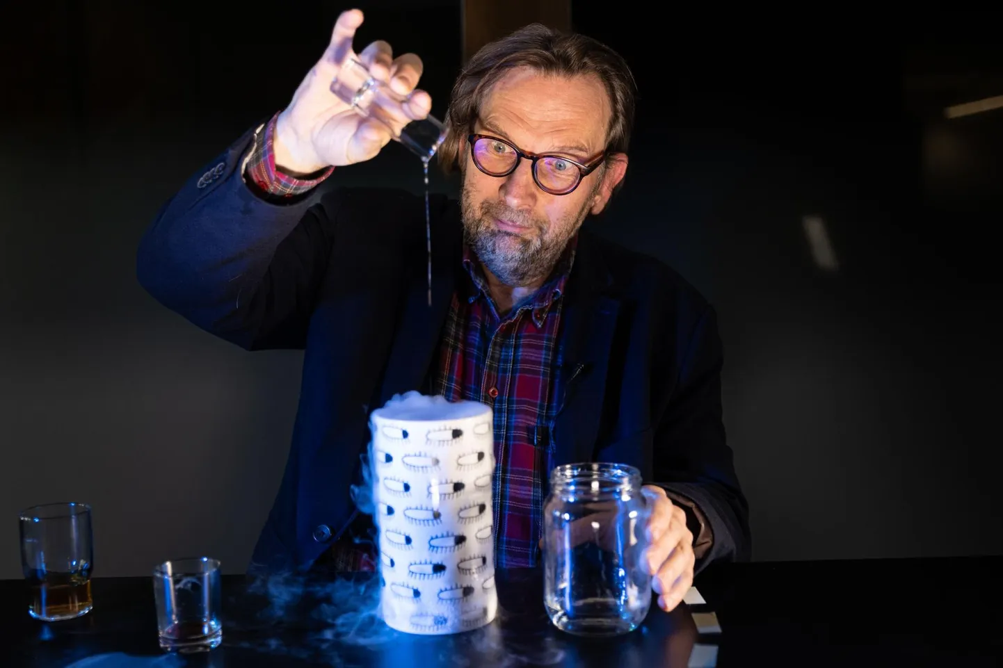 29.09.2022, Tallinn. Teadusajakirjanik Marek Strandberg illustreerib lihtsa keemiakatsega erinevate kütuste importi Venemaalt Eestisse. Postimees FOTO: Madis Veltman