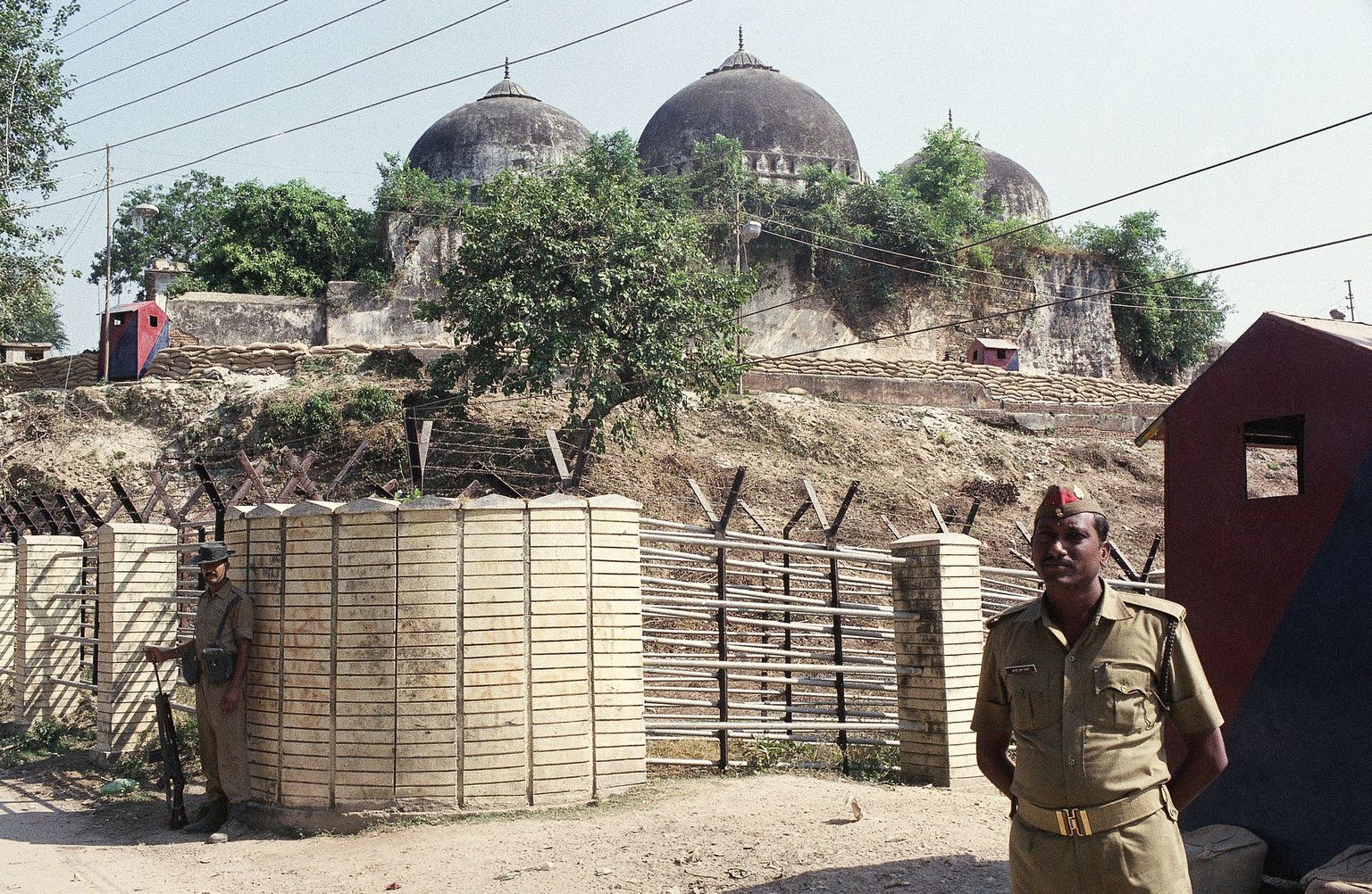 India julgeolekutöötaja valvamas Ayodhyas Babri mošeed. Pühamu hävitamine 1992. aastal vallandas usuvägivalla.