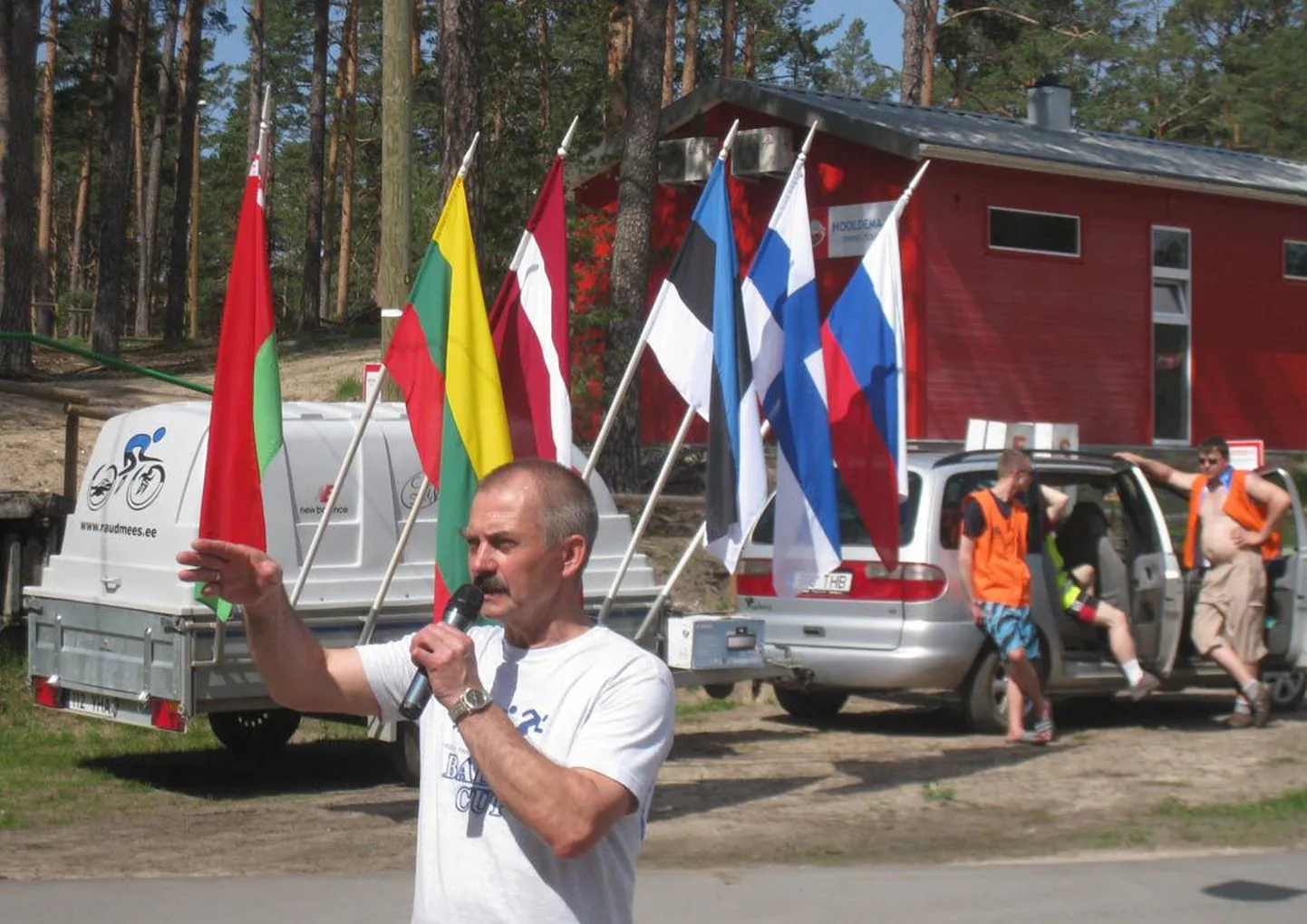 Raudmehe klubi eestvedaja Enn Kübar tervitas duatloni avatseremoonial kuue maa atleete.