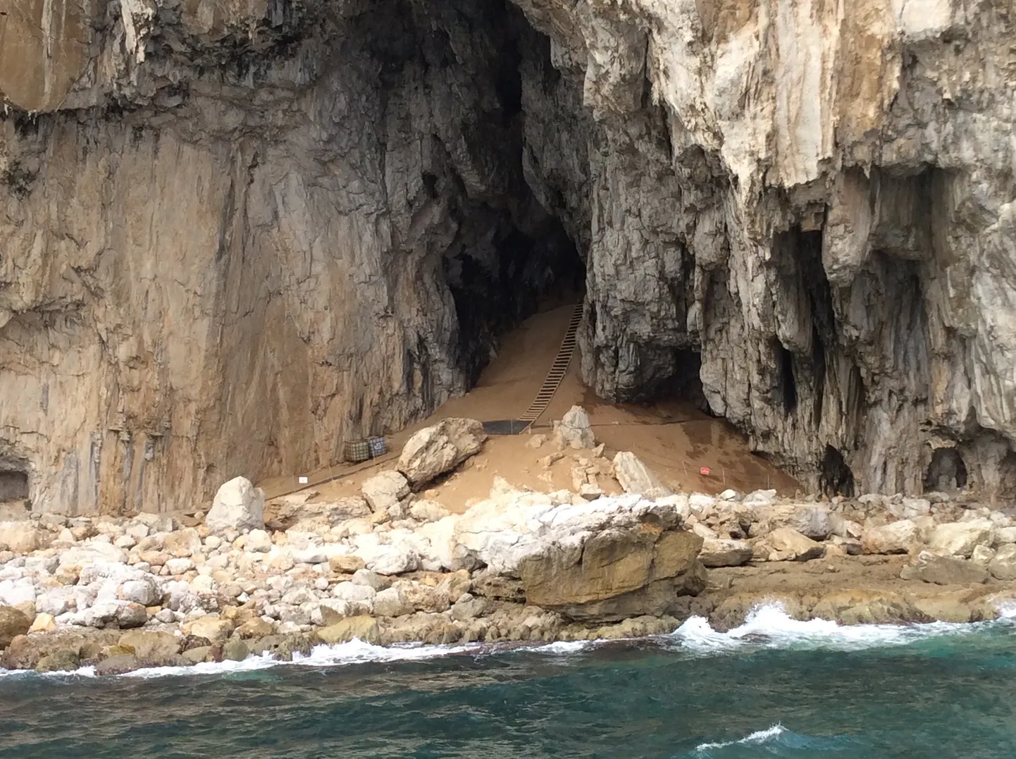 See koopasuu viibki iidse neandertallaste seadmeni Gibraltaril, millega toodeti liimi relvade ja tööriistade tarvis. Paraku ei suutnud see arenenud tehnoloogia neid kaitsta väljasuremise eest.