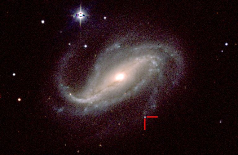 Galaktika NGC 613, täheplahvatusest tekkinud täpp on ära märgitud punaste joontega.
