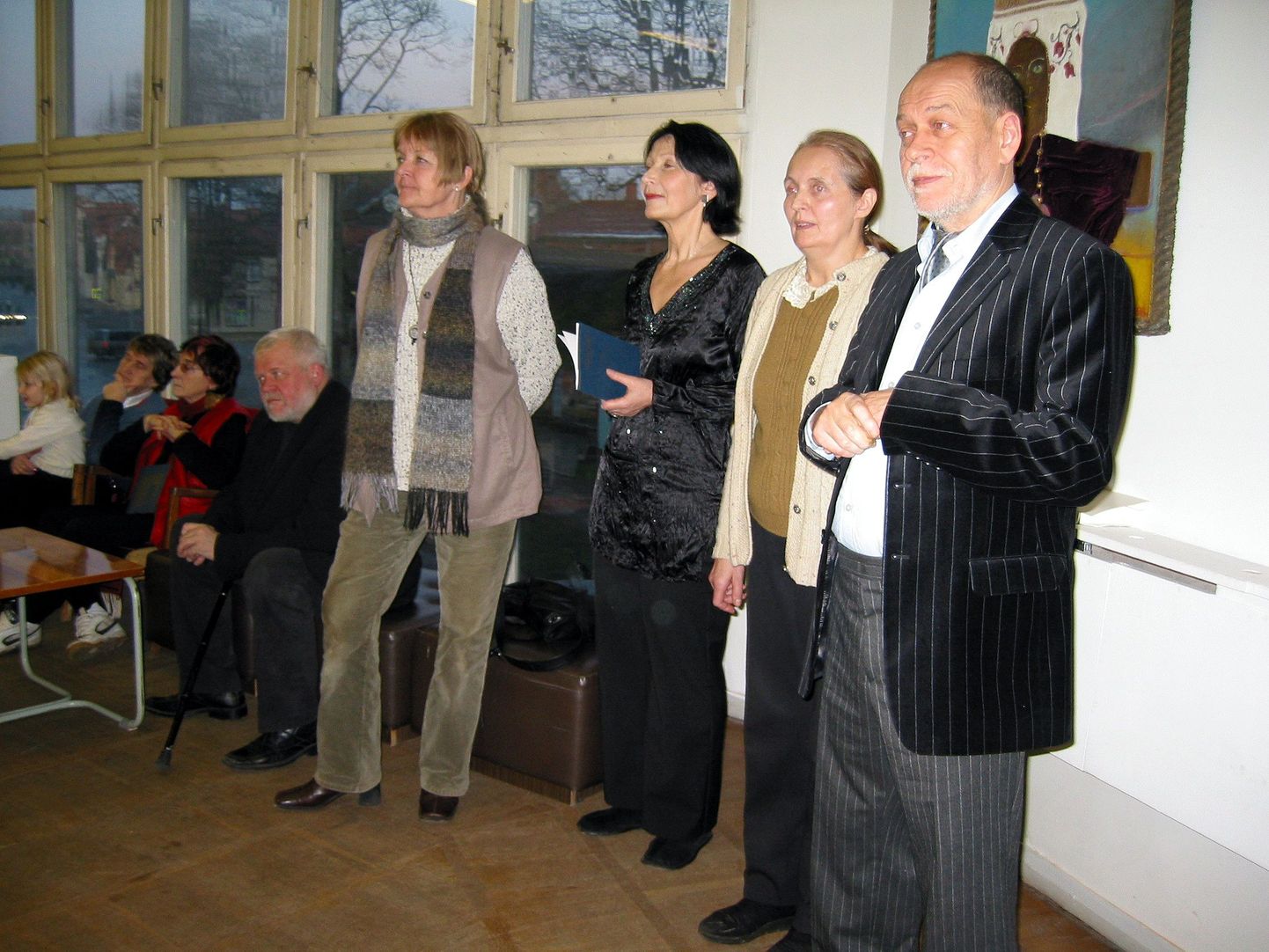 Näituse avamisele olid tulnud Viljandi kunstisaali (paremalt) Robert Suvi, Mai Paris, Urve Sunny-Dzidzaria, Ann Mikk ja Lemming Nagel.