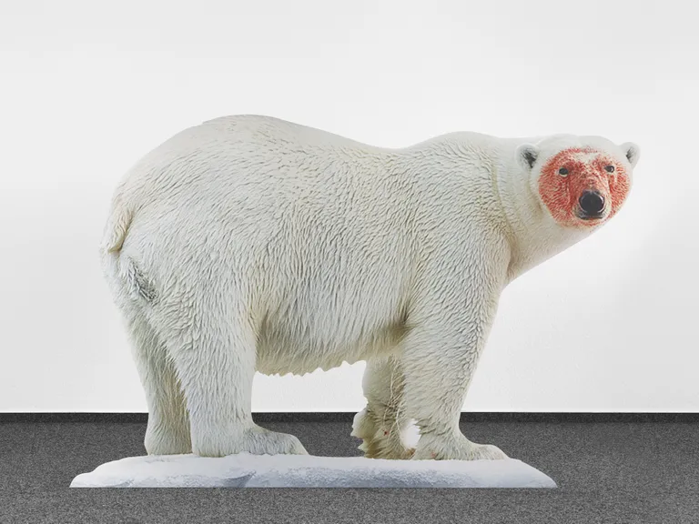 Foto eine lõpetanud jääkarust sümboliseerib Katja Novitskova sõnul meie verist maailma. «Tulevik tuleb verine. Praegune hetk on ka verine.» Paviljoni külastavas inimeses tahab kunstnik tekitada ebamugavustunnet ja teadmist, et maailm on kriisis.