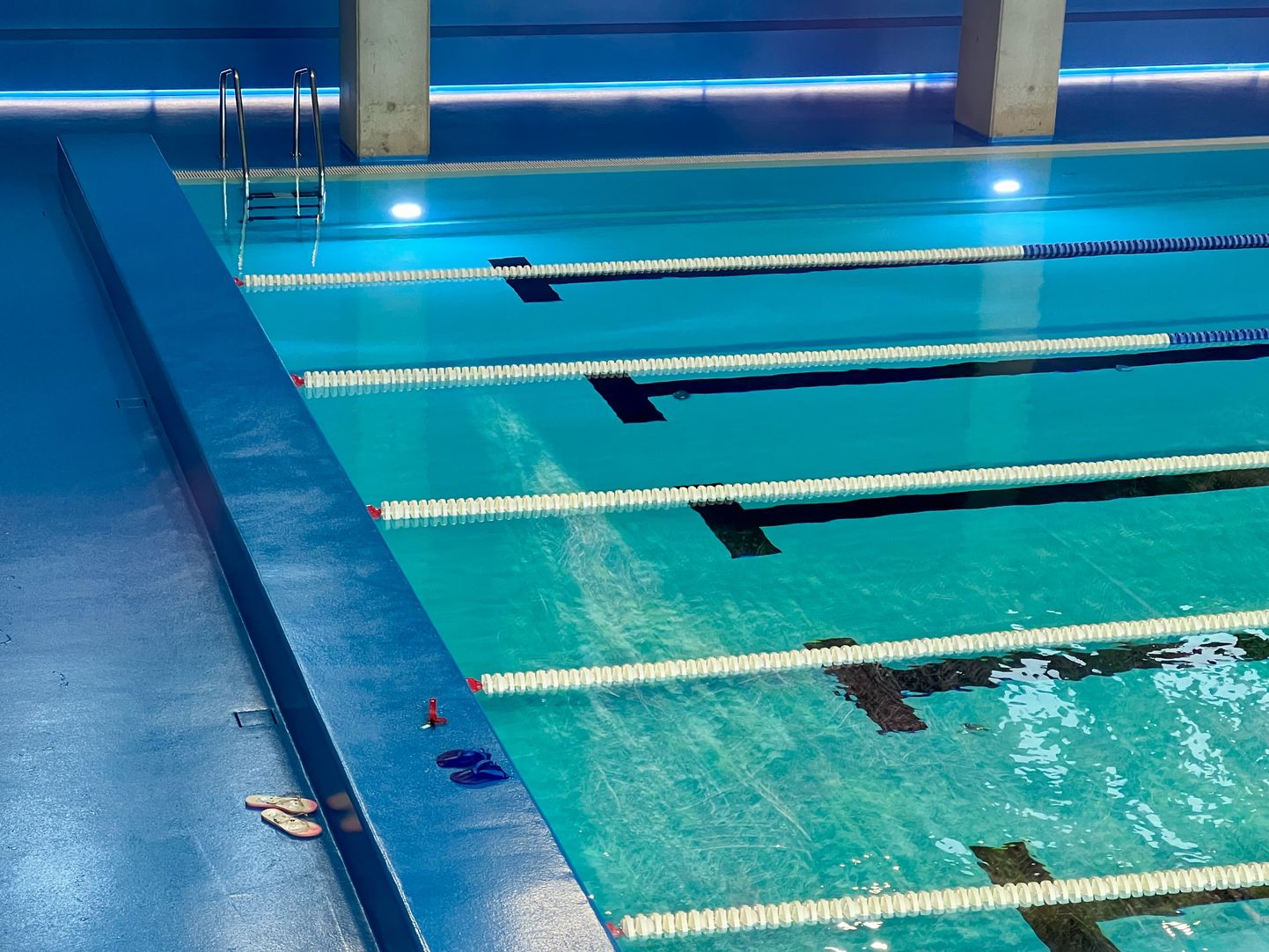 В бассейне Нарвского учебного центра Академии МВД прошли пробные заплывы - и он теперь готов к открытию.