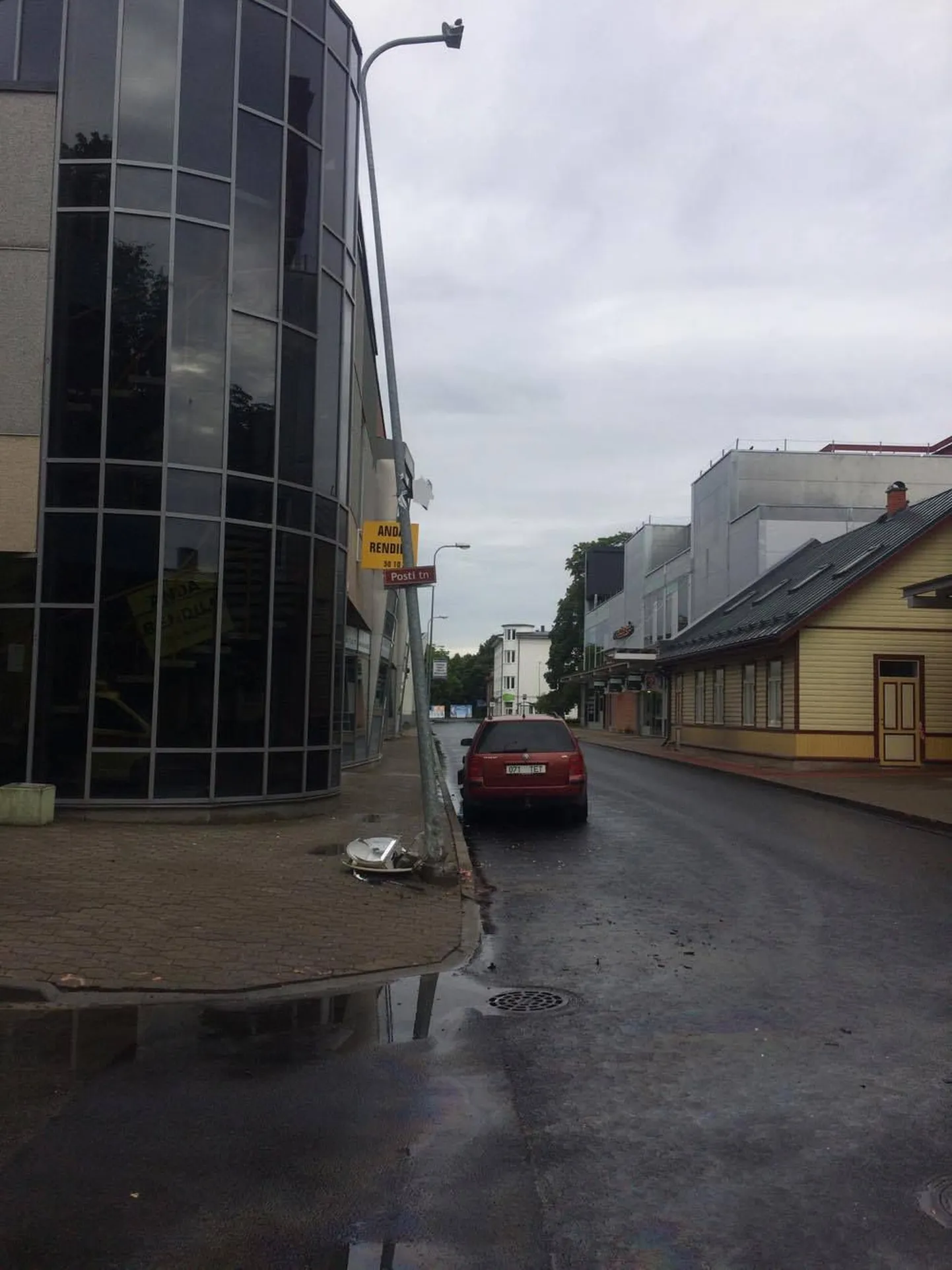 Liiklusõnnetus Laada ja Posti tänava ristmikul.