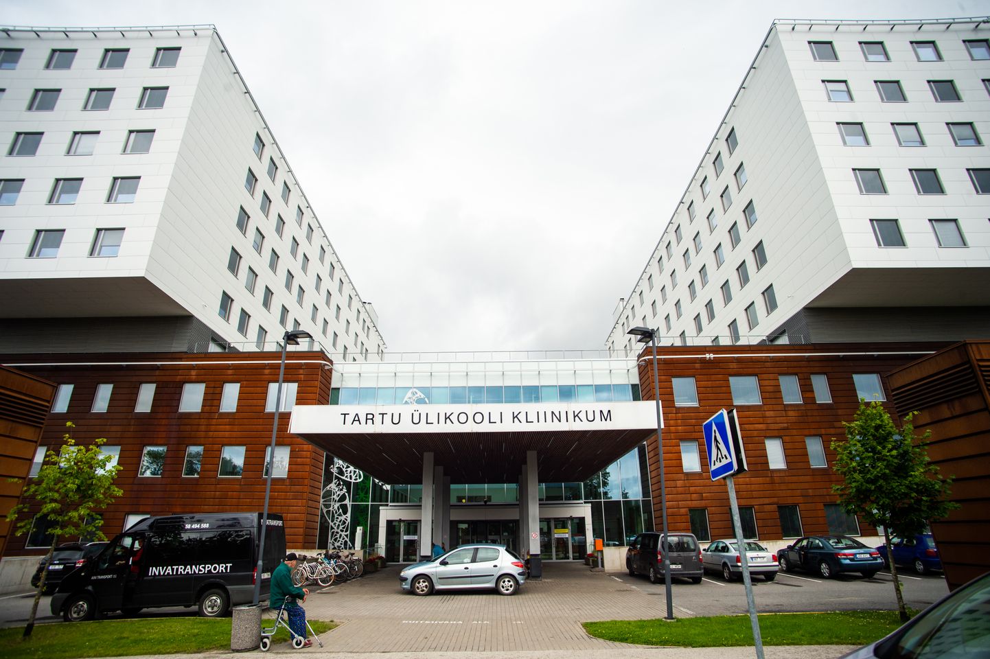 Tänavu alustab Tartu ülikooli meditsiiniteaduste valdkonnas õpinguid ligi 500 inimest. Pildil Tartu ülikooli kliinikumi peasissepääs.