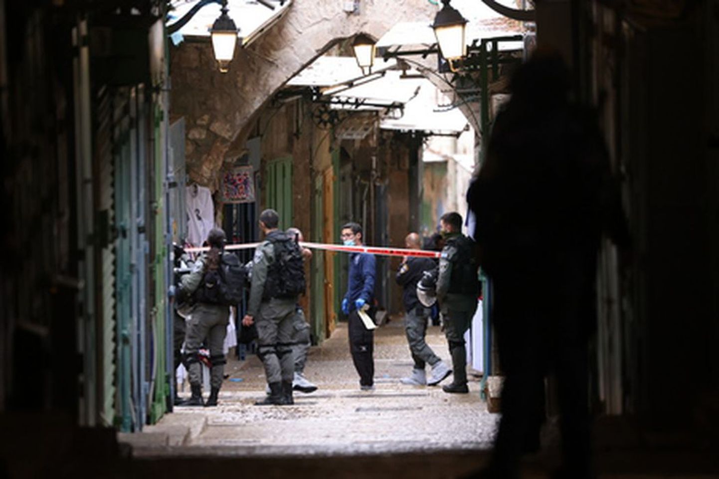 Politseinikud tulistamispaigas Jeruusalemma vanalinnas.