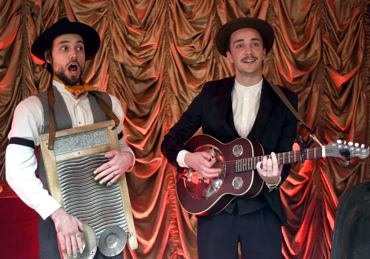 "Cabaret O!" aizkulises un tērpi