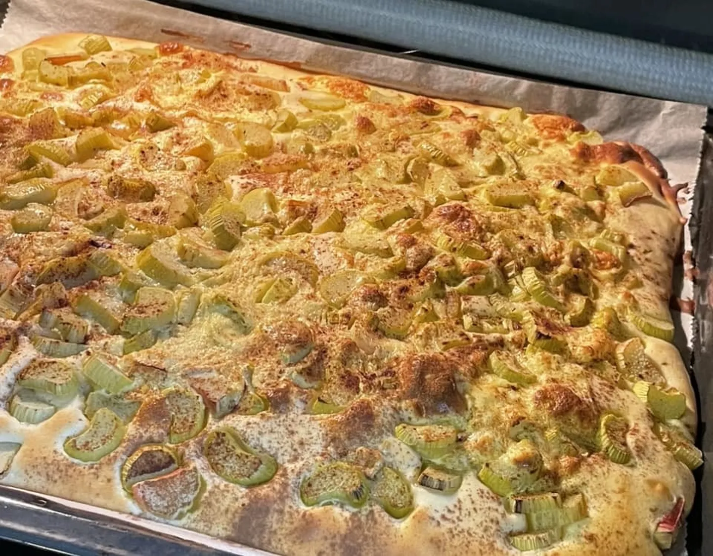 Vasaras klasika - rabarberu plātsmaize ar krējuma pārlējumu