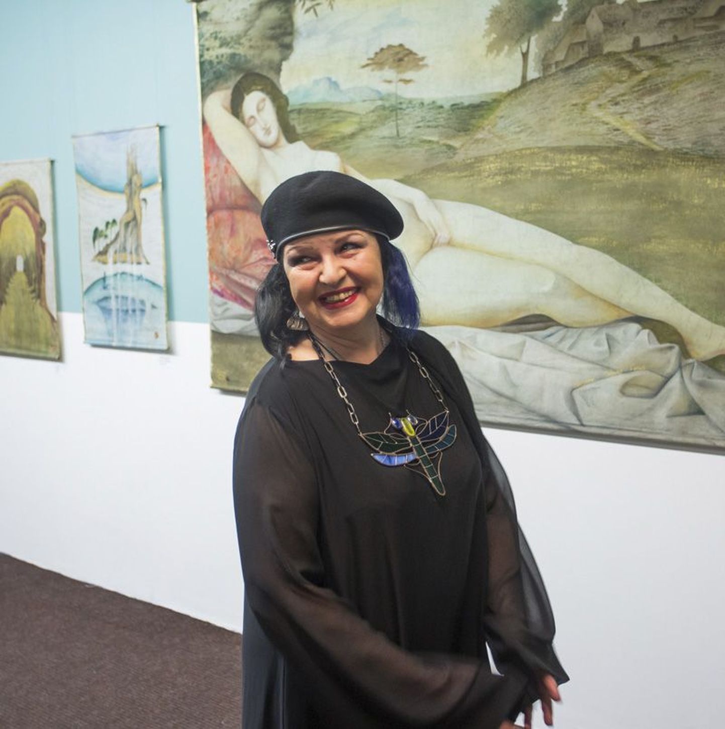 Rakvere Galerii kunstiaasta algab kuldsete toonide ja slaavi temperamendiga – Irina Baleva näitusega “Peegli taga”. Kirglikud tekstiilid on sündinud batika ja maali ühendusest.