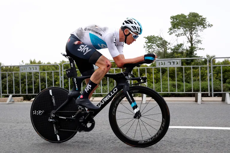 Chris Froome kukkus Giro avaetapi rajaga tutvudes ja sai paremale küljele tugevaid marrastusi-muljumisi.