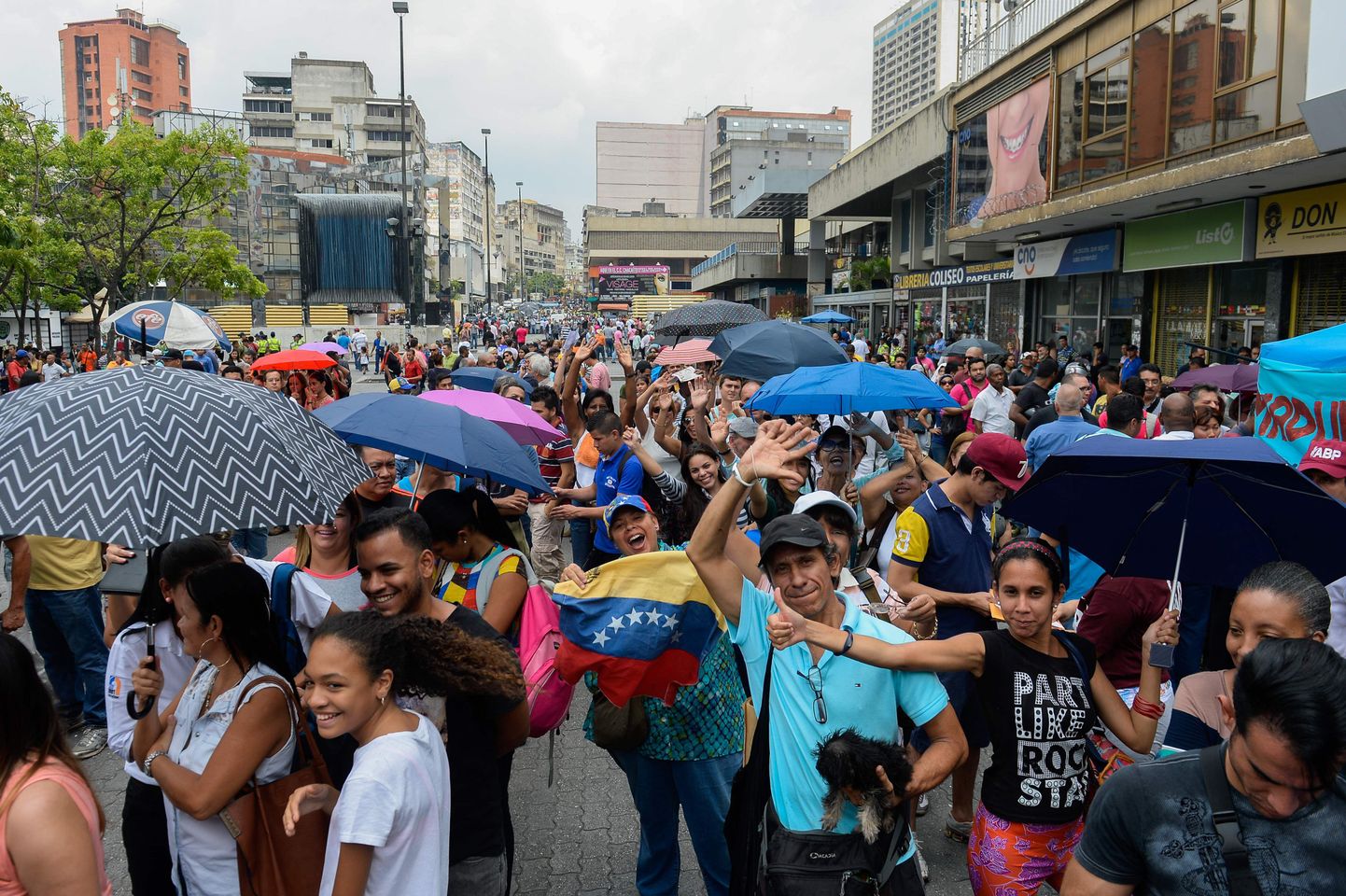 Valitsusvastased meeleavaldajad eelmisel kolmapäeval Venezuela pealinna Caracase tänavatel.